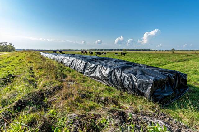 Bâche noire de protection du foin
